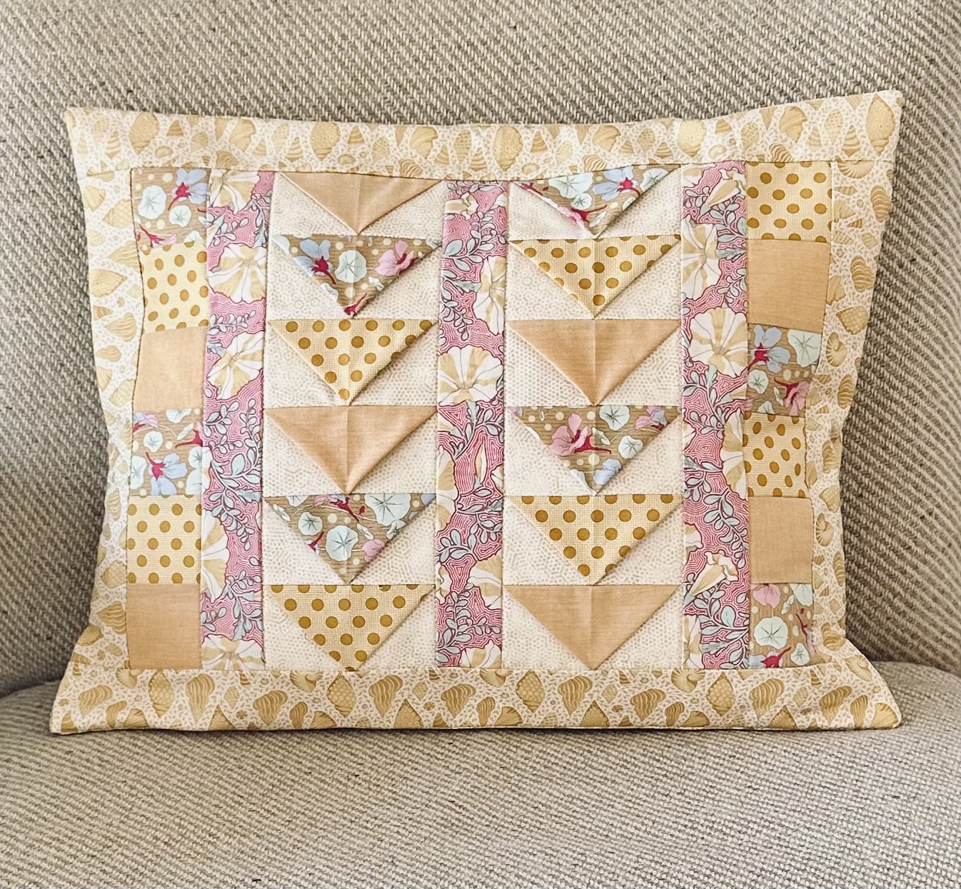 Pude i gule og pink Tilda stoffer. Design Mette Rich @joyquiltco